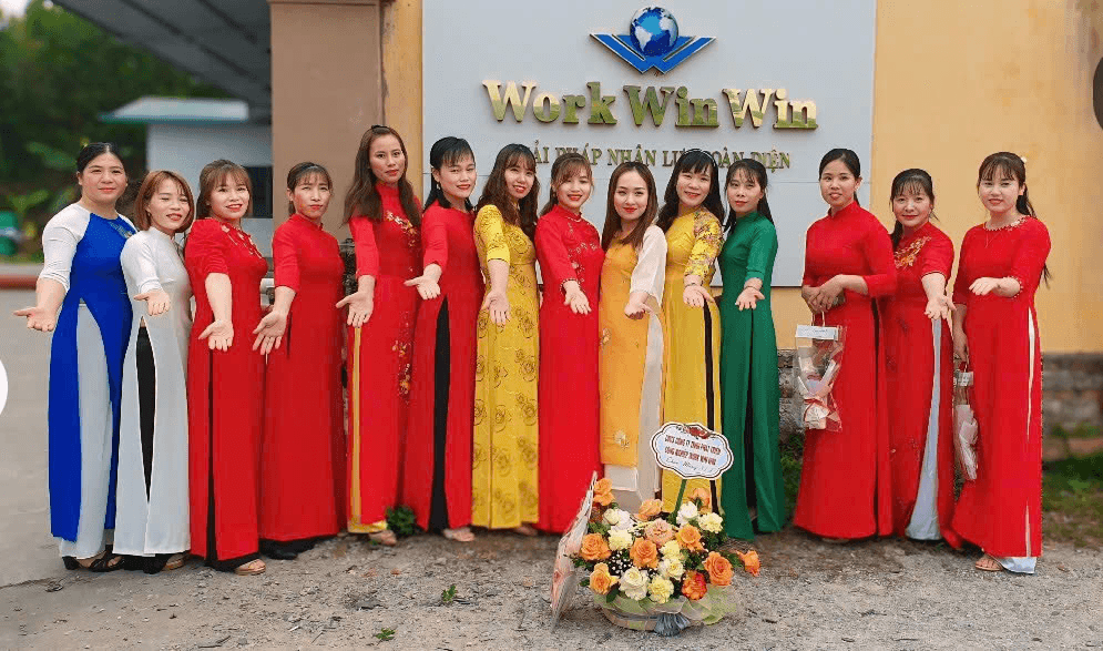 Đội ngũ Work Win Win trước biển hiệu công ty