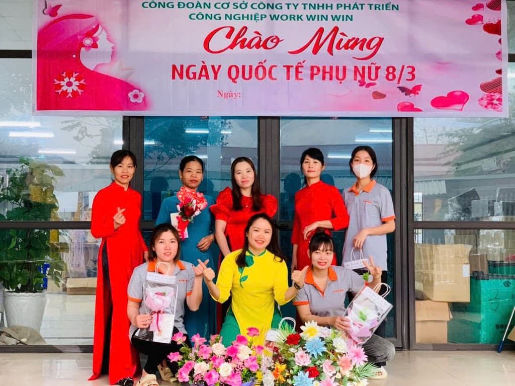 Chào mừng ngày 8/3 tại cổng công ty