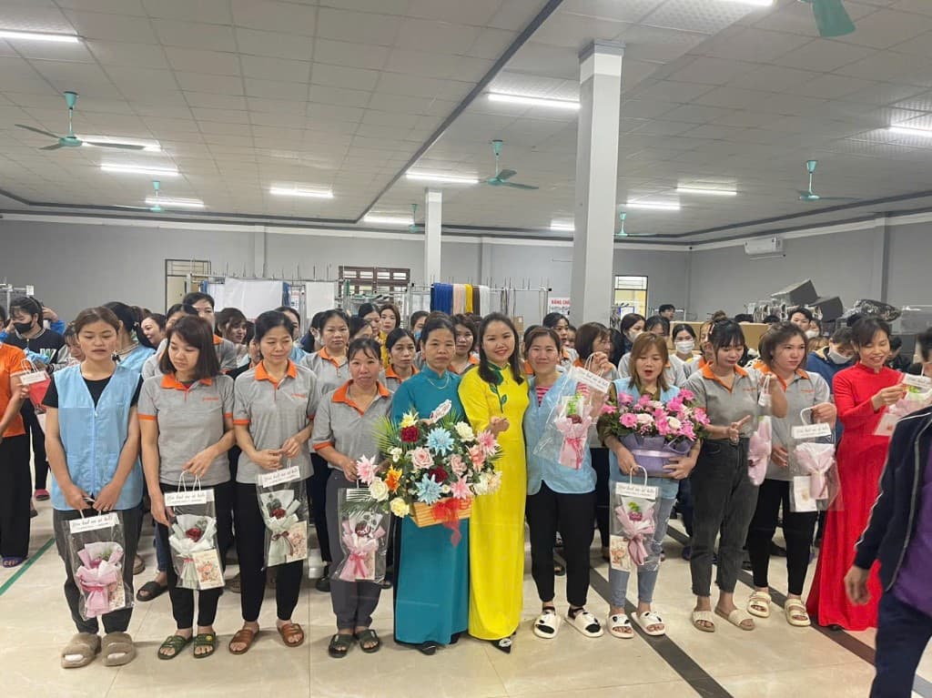 Đội ngũ công nhân Work Win Win tại xưởng lắp ráp